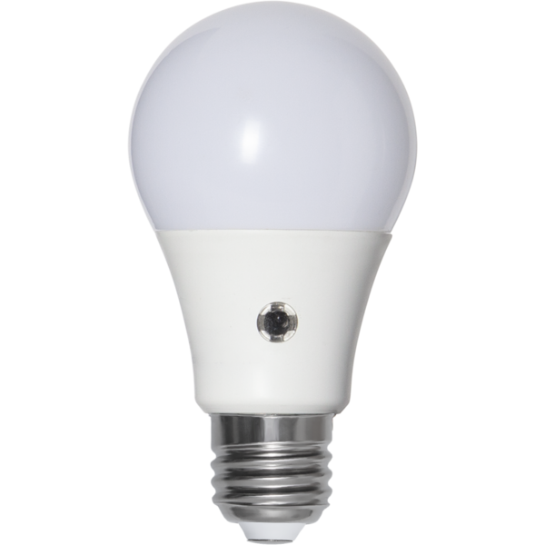 LED lampa E27 | A60 | dag-natt sensor | 2700K | 8.2W [Star Trading] 357-06-3 361822 - 2