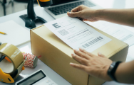 Att välja en fraktetikettskrivare och etiketter för ditt företag