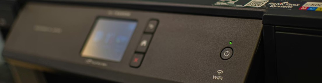 Kontrollpanel på skrivare med ström- och wifi‑indikator.