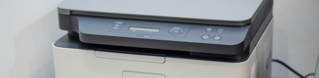 Multifunktionsskrivare med kontrollpanel och display sedd framifrån.