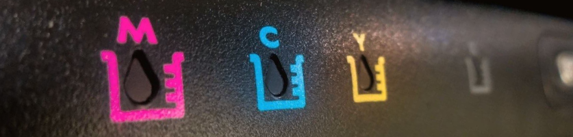 Närbild på färgindikatorer för magenta, cyan och gul på en skrivare