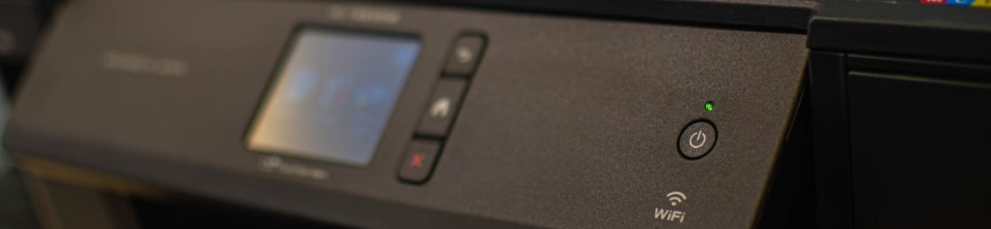Närbild på en skrivare med display, knappar och WiFi-symbol