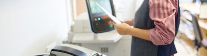 Kontrollpanel på skrivare med ström- och wifi‑indikator.