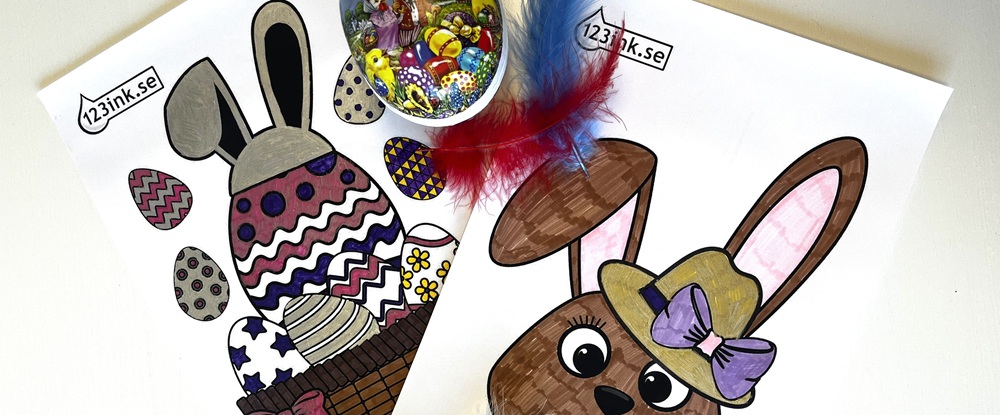 Påskpyssel med målarbilder – två färglagda teckningar av påskharar med ägg, dekorerade med färgglada fjädrar och ett stängt påskägg.