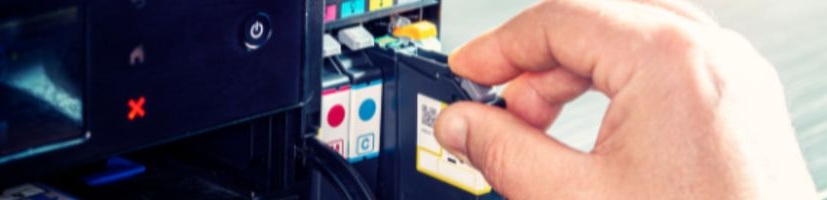Hand sätter i bläckpatron i skrivare som inte känner igen patronen.
