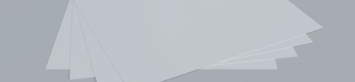 Staplade ark med vitt skrivarpapper sedda snett uppifrån.