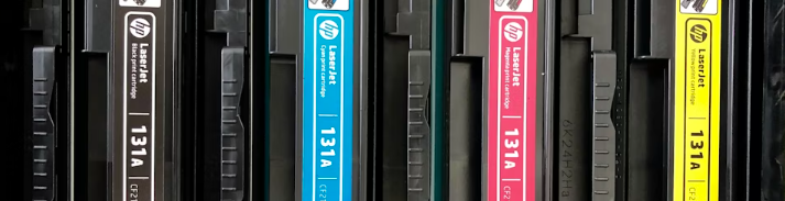 Färgtonerkassetter monterade i en laserskrivare.