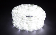 Transparent LED‑ljusslang med kallvit julbelysning på rulle mot mörk bakgrund